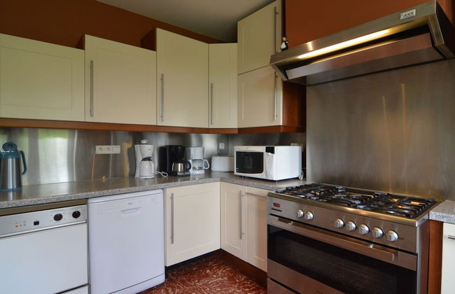 Grand Villa With Bubble Bath - Photo 3