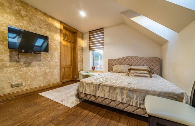 Luxurious Amber Villa With Private Pool and Garden Views - Photo 10