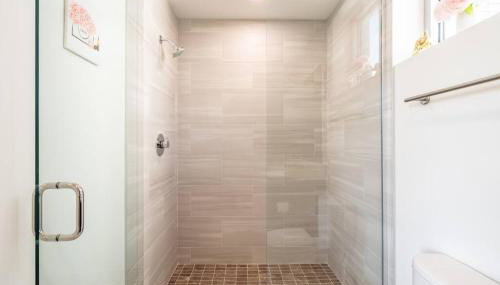 Waterside Retreat: Modern 2BR, Mins to Beach & Apt - Foto 5, Shower