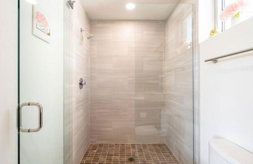 Waterside Retreat: Modern 2BR, Mins to Beach & Apt - Photo 5