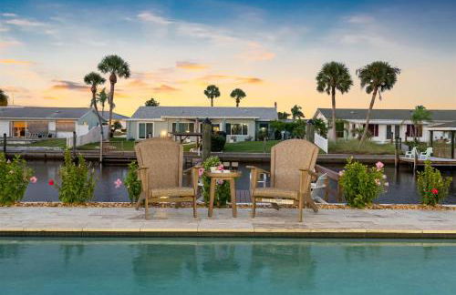 Brand New Saltwater Pool! - Waterfront Canal - Luxury Home - Foto 65