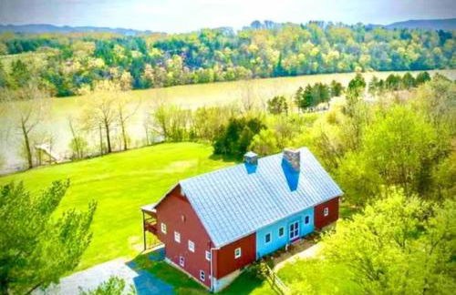 The Barn at Evermore: riverfront retreat w/hot tub - Foto 1