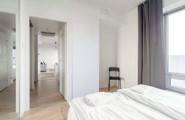 New 1BR Home with Balcony next to Railway Station - Foto 5