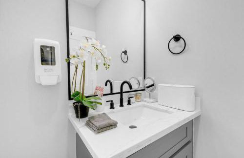 Gray Lux Hse 3BR 3 and half Ba MedCenter DownTWN HotTub - Photo 12