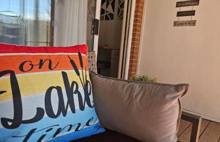 Lakefront Home with Deck Views and Screened Porch - King beds - Game Room - for HPU, Furniture Market - Foto 3