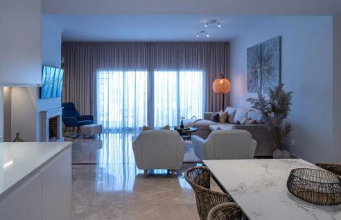 Serene hideaway, luxurious 2-bedroom penthouse apartment in the exclusive Paraíso Pueblo - Photo 9