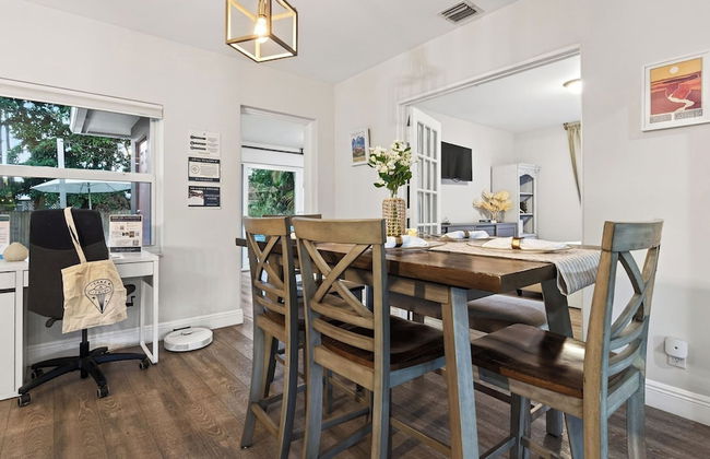 Hot Tub, Firepit, Deck | 10mins to Beach | Middle Terrace Cottage by AvantStay - Foto 13