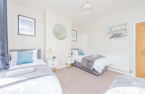 Central Townhouse Wolverhampton - Sleeps 8 - Ideal for Contractors & Families - Foto 11