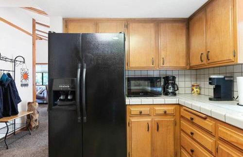 Cozy 3BR Dog-Friendly Cabin- Level 2 EV Chgr - Photo 23