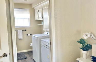 Near Downtown- Kitchen-washerdryer-parking - Foto 40