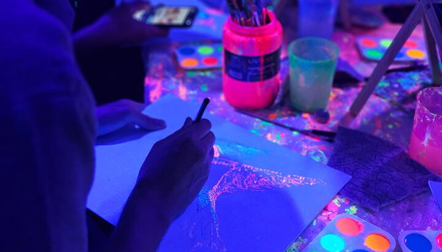 Fluoreszierender Malworkshop in Lyon in einer Kunstgalerie - Foto 4