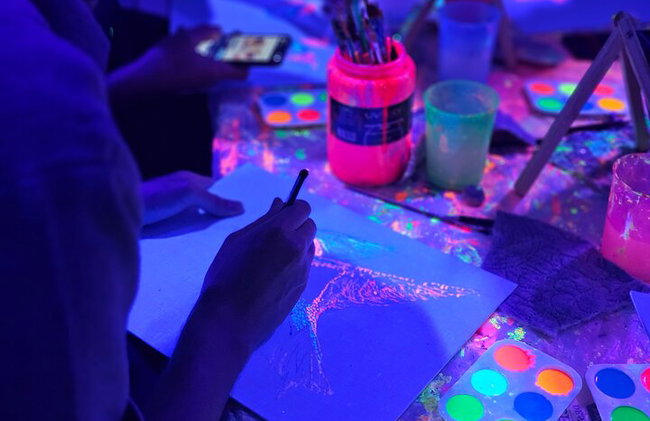 Workshop de pintura fluorescente numa galeria de arte em Lyon - Foto 4