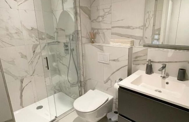 Luxury Flat with Parking & Large Terrace - Foto 11