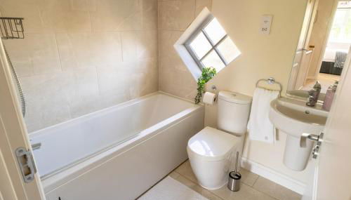 Modern 3-Bedroom Escape, Timeless Charm, Near Monmouth Castle, Sleeps 6, Parking, Free WiFi - Foto 5, towels, Shower