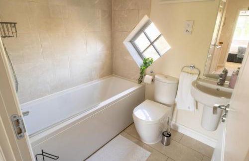Luxury 3-Bedroom Escape, Timeless Charm, Near Monmouth Castle, Sleeps 6, Parking, Free WiFi - Foto 5