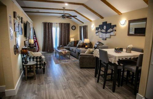 StockYards! Less than 4 minutes-Sleeps 8-Lee House - Foto 18