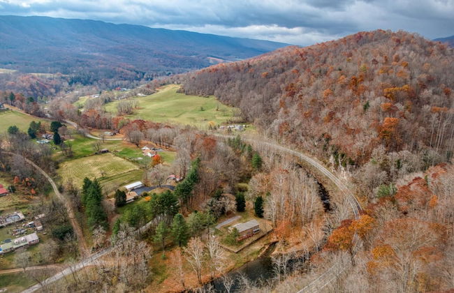 4BR Lodge on Wolf Creek – Fishing, Hiking, New River Fun & Hokie Weekends - Foto 76