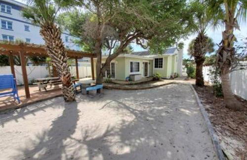Oceanfront Beach Cottage - Pool, Yard, Private Beach Access, Sleeps 12 - Foto 4