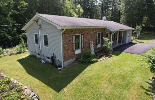 Catskills Getaway 3BR Retreat with Media Room, Near Casino, Bethel Woods and More - Foto 10