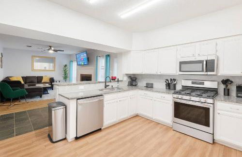 Newly updated 5BR/2.5BA w/pool sleep 16 ppl• - Photo 30