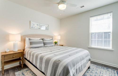 Game Room Fenced backyard Sleeps 10 Fire Pit - Photo 20