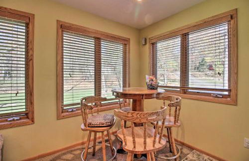 Cabin with Fire Pit and Movie Room, 1 Mi to Lake - Foto 12