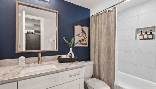 Steps away from Downtown Restaurants and Bars - King Bed - Foto 5