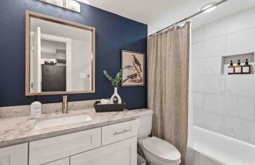 Steps away from Downtown Restaurants and Bars - King Bed - Foto 5