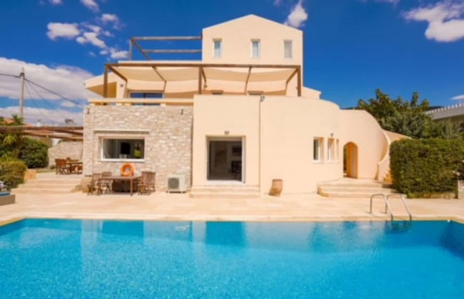 Deluxe 5 Bdrm Villa w Pool Next to the Beach - Photo 15