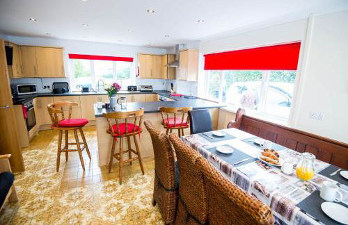 Round Park - A large dog friendly one level holiday cottage for groups and families - Photo 11