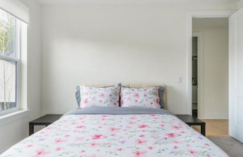 Elegant 3-Story House with Private Backyard in WA - Photo 15