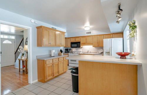 Private Pool & Yard Mins to Dining & University - Foto 15