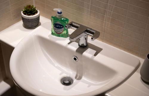 Spacious Apartment in Woking Town Centre - Photo 11