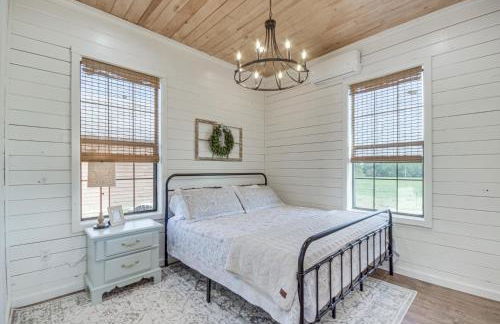 4-Acre Plot Farmhouse-Chic Retreat in Forest! - Foto 13