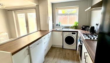 Stunning Open Plan 3 Bed House - Driveway & Garden - Foto 5, stove, dishwasher