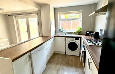 Stunning Open Plan 3 Bed House - Driveway & Garden - Foto 5