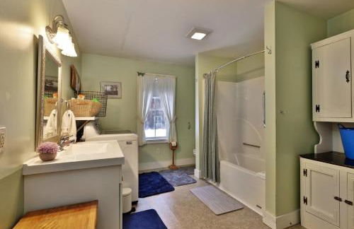 Chittenden Farmhouse - Historic 4BR, 2BA, 20 Min to Skiing, 7 Min to Mountaintop Resort - Foto 34