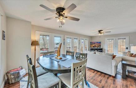 Lakefront 3BR with Dock, Fire Pit, Lawn Games, and Game Room - Foto 25