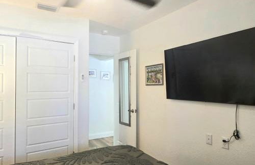 An Island Getaway at Palm Tree Villas - Photo 53