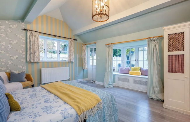 16th Century Thatched Cottage - Photo 2