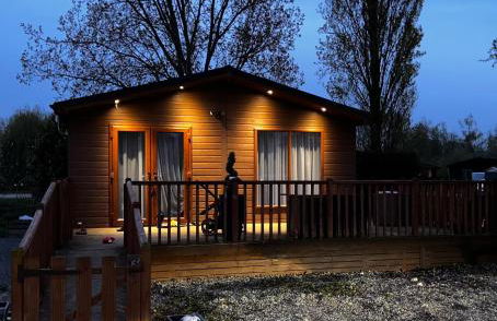 Family home in Billing aquodrome northampton sleeps up to 6 - Photo 1