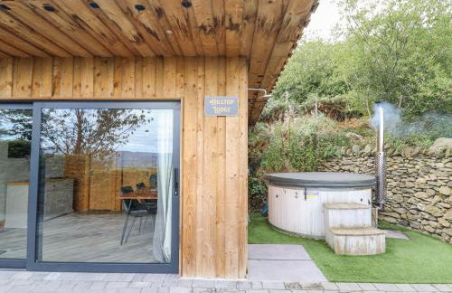 Hilltop Lodge - Photo 3