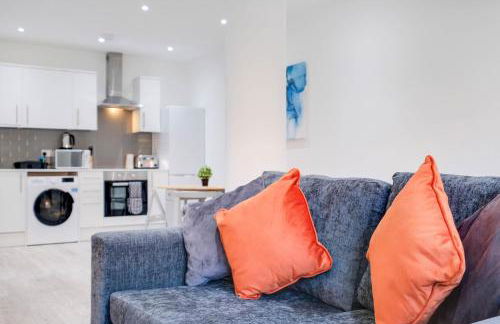 Luxurious 1 Bed Serviced Apartment with Wi-Fi - Photo 13