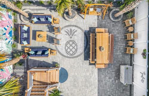 Charming Secluded Courtyard - 1 BLOCK TO KING - Foto 17