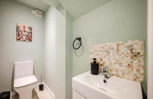 Bright 4BR Home with Garden with Free Parking and Sleeps up to 9 - Foto 22