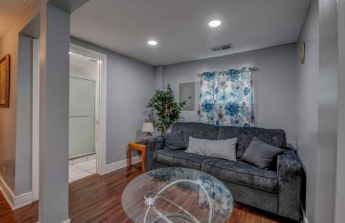 Spacious 5-BR House near Transit w Parking - Foto 20