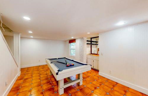 Classic coastal home with game room & private hot tub - walk to beaches - Foto 34