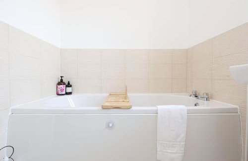 Contractor 4 Bed 3 Bath House Near Airport Parking Barry Island with Parking - Foto 9