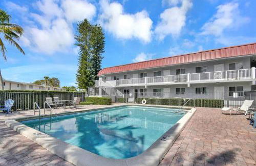 Stylish Hideaway Pool Downtown Boca - Photo 25