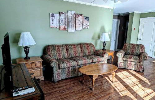 Spacious Ranch-Style Retreat with Private Deck, Nestled in Nature Near Acadia, Hancock Maine - Foto 16